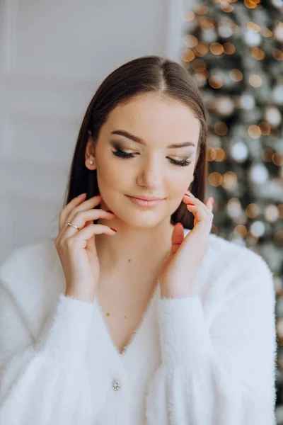 Uma Menina Bonita Elegante Suéter Branco Posa Nas Luzes Natal — Fotografia de Stock