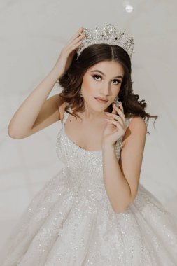 Üstten manzara, güzel gelin, beyaz bir gelinlik ve kafasında lüks bir taç.