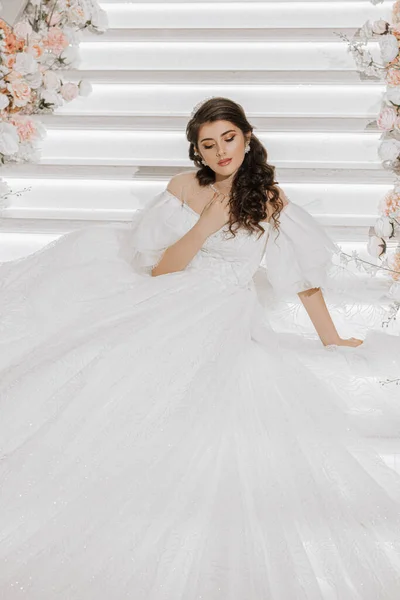 Fiatal Lány Gyönyörű Haj Smink Egy Luxus Esküvői Ruha Fekszik — Stock Fotó