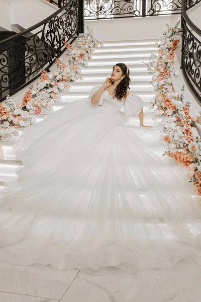 Egy Fiatal Lány Egy Gyönyörű Frizura Smink Egy Luxus Esküvői — Stock Fotó