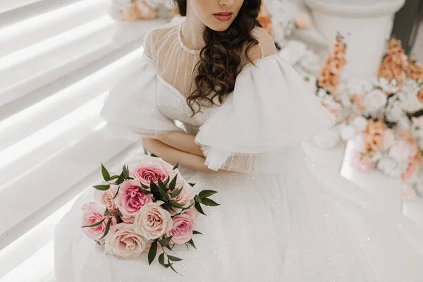 Hochzeitsstrauß Aus Rosen Und Grün Den Händen Eines Mädchens Brautkleid — Stockfoto