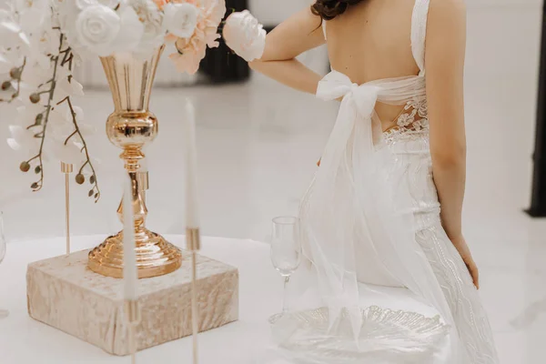 Красива Наречена Столом Вазою Квітів Жінка Довгій Весільній Сукні Мереживом — стокове фото