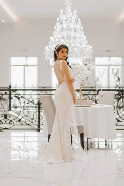 Schöne Braut Tisch Mit Einer Blumenvase Die Frau Trägt Ein — Stockfoto