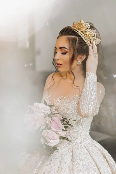 Eine Junge Prinzessin Einem Teuren Luxuskleid Mit Vergoldetem Diadem Auf — Stockfoto