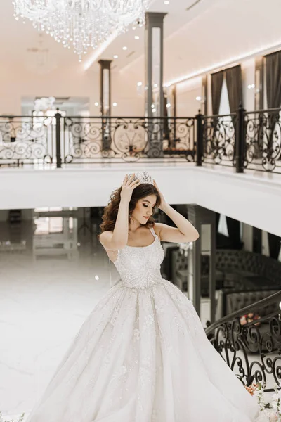 Egy Gyönyörű Menyasszony Fehér Ruhában Koronával Fején Egy Elegáns Belső — Stock Fotó