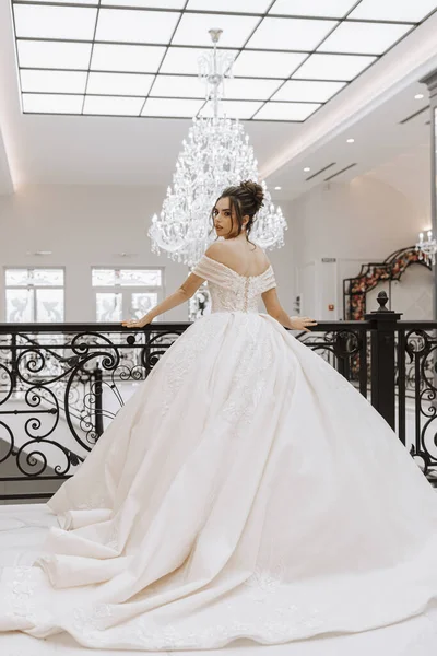 Fiatal Lány Gyönyörű Haj Smink Luxus Esküvői Ruha Hosszú Vonat — Stock Fotó