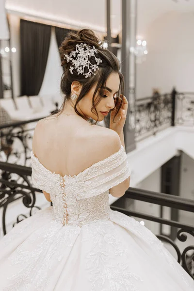 Fiatal Lány Gyönyörű Haj Smink Luxus Esküvői Ruha Közelében Fekete — Stock Fotó