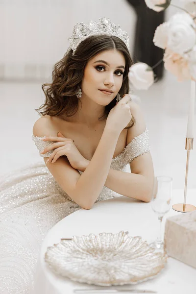 Studiofoto Einer Prinzessin Einem Hochzeitskleid Mit Luxuriöser Frisur Und Make — Stockfoto