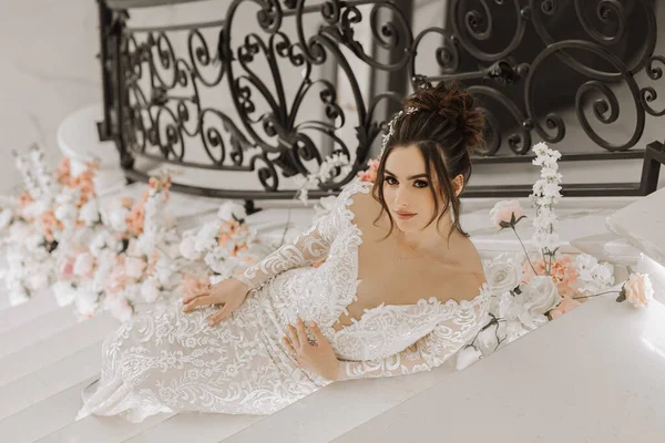 Ein Mädchen Einem Luxuriösen Hochzeitskleid Auf Der Mit Blumen Dekorierten — Stockfoto