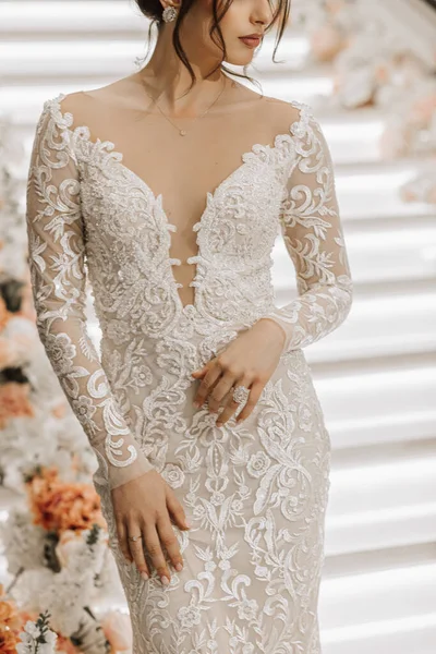 Ein Mädchen Einem Luxuriösen Hochzeitskleid Mit Offenem Ausschnitt Auf Der — Stockfoto