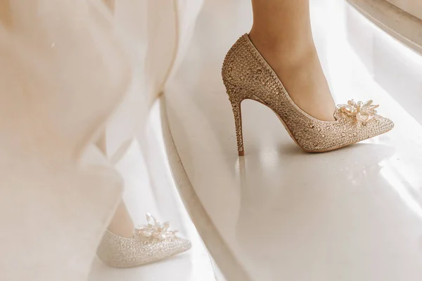 Χρυσόχρωμα Ψηλοτάκουνα Παπούτσια Πέτρες Swarovski Νύφη Ανεβαίνει Τις Σκάλες — Φωτογραφία Αρχείου