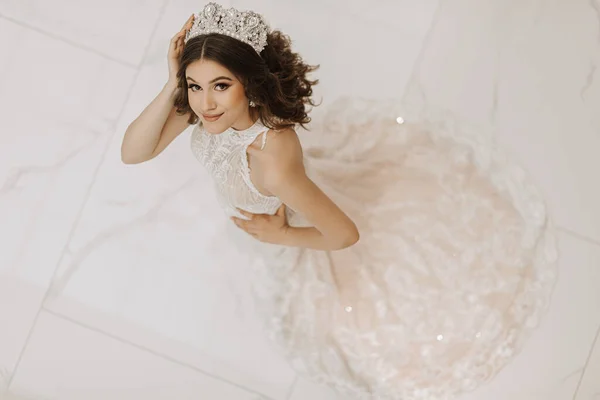 Draufsicht Schöne Braut Mit Weißem Brautkleid Und Luxuriöser Krone Auf — Stockfoto