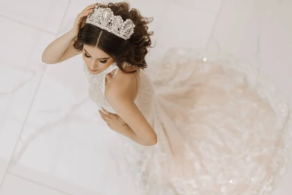 Vista Superior Noiva Bonita Com Vestido Noiva Branco Uma Coroa — Fotografia de Stock