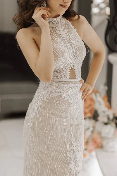 Schöne Braut Mit Weißem Beigen Kleid Langen Braunen Haaren Ausgeschnittenem — Stockfoto