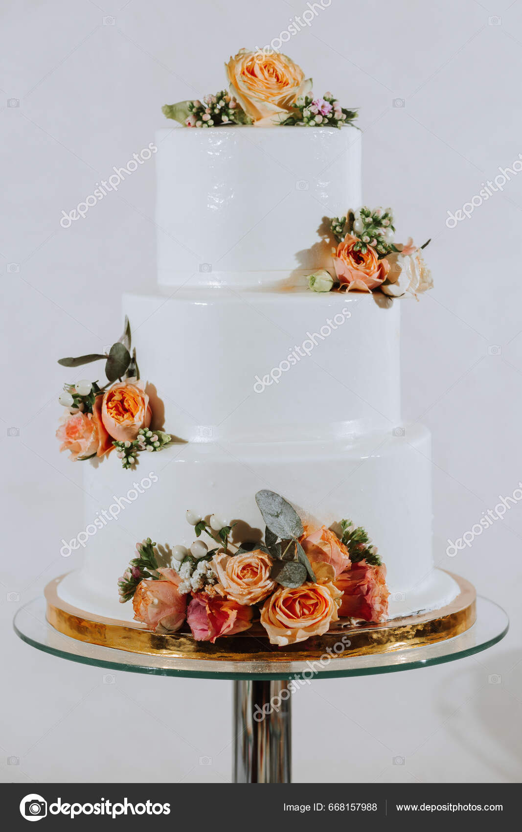 Pastel Boda Blanco Tres Niveles Decorado Con Rosas Naranjas Mesa — Foto de  stock #668157988 © Vasilij33, image size:1067x1700