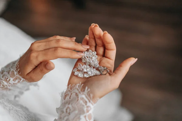 Details Hochzeitszubehör Braut Hält Kristall Ohrringe Händen Ausgeschnittenes Foto Schöne — Stockfoto
