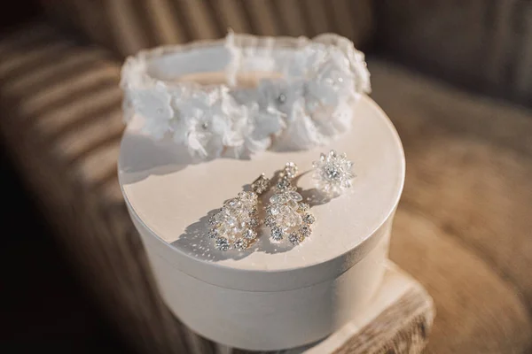 Uma Faixa Branca Perna Casamento Brincos Cristal Elegantes Estão Uma — Fotografia de Stock