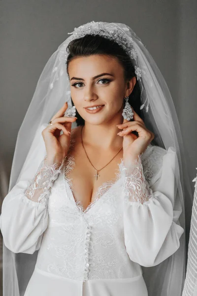 Detalhes Acessórios Casamento Noiva Morena Está Usando Colete Segurando Brincos — Fotografia de Stock