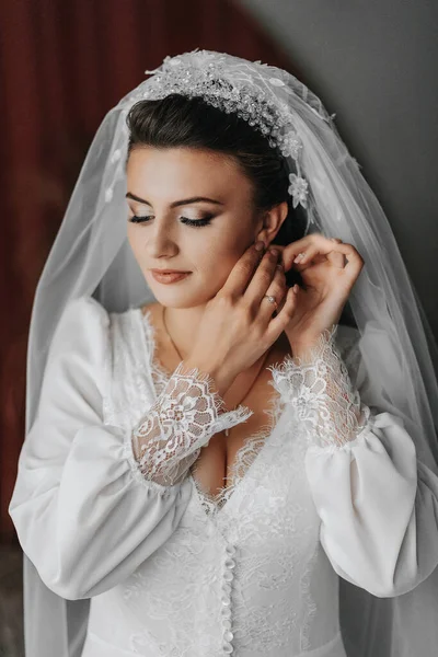 Ayrıntılar Düğün Aksesuarları Esmer Gelin Etek Giyiyor Elinde Kristal Küpeler — Stok fotoğraf
