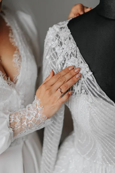 Λεπτομέρειες Αξεσουάρ Γάμου Μια Μελαχρινή Νύφη Αγγίζει Φόρεμά Της Χέρι — Φωτογραφία Αρχείου
