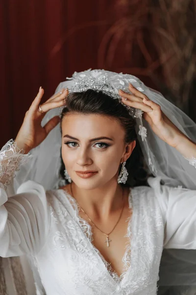 Details Hochzeitszubehör Eine Brünette Braut Hält Ihr Kristall Diadem Zugeschnittenes — Stockfoto