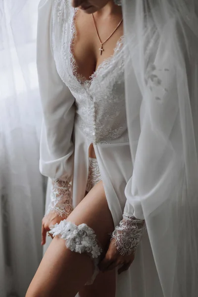 Szczegóły Akcesoria Ślubne Panna Młoda Długim Białym Szlafroku Nosi Bandaż — Zdjęcie stockowe