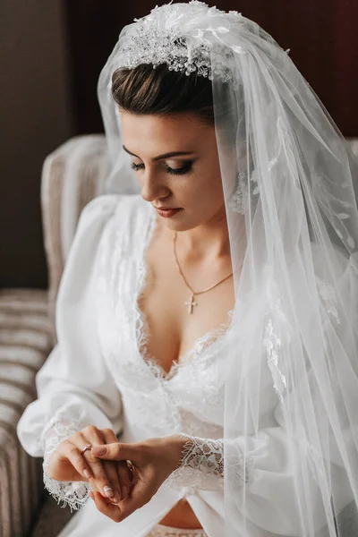 Aksesoris Pernikahan Detail Pengantin Wanita Memegang Cincin Kawin Emas Dengan — Stok Foto