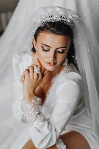 Details Wedding Accessories Brunette Bride Wearing Petticoat Holding Crystal Earrings — Stock Photo, Image