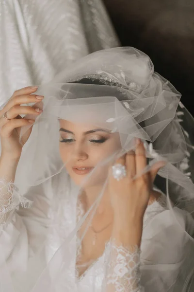 Брюнетка Невеста Одета Атласный Халат Позирует Вуалью Красивые Волосы Макияж — стоковое фото