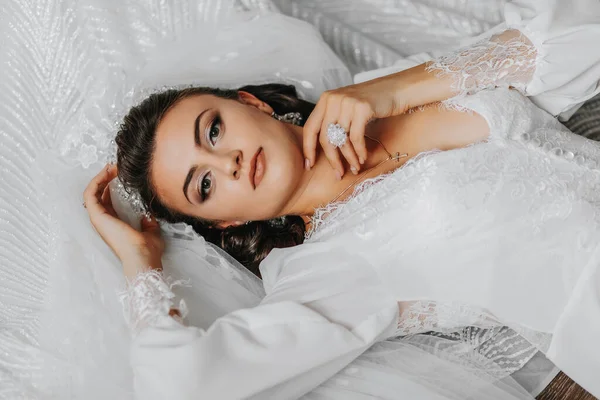 Eine Brünette Braut Ist Ein Satingewand Gekleidet Und Posiert Auf — Stockfoto