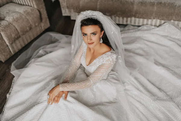 Brunette Bride Wearing Lace Dress Poses While Sitting Floor Beautiful — Stock Photo, Image