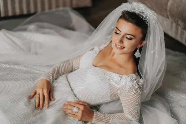 Eine Brünette Braut Einem Spitzenkleid Posiert Auf Dem Boden Liegend — Stockfoto