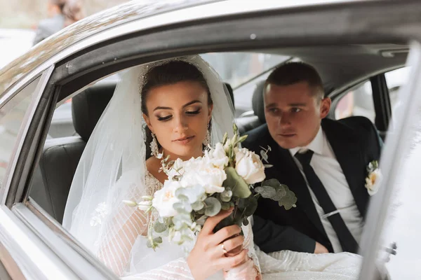 Egy Modern Menyasszony Vőlegény Csipkés Ruhában Autó Ablakában Gyönyörű Mosolygós — Stock Fotó