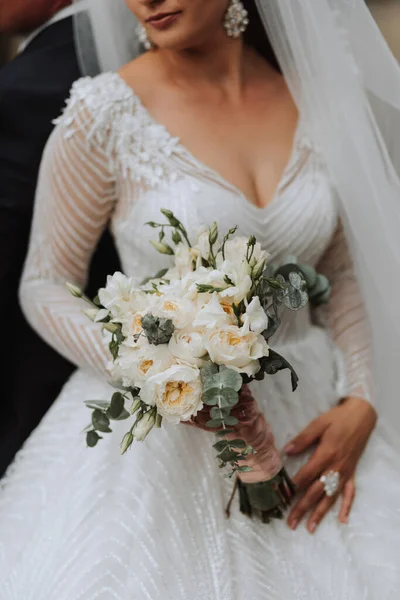 Hochzeitsporträt Eine Brünette Braut Einem Langen Kleid Hält Ihren Strauß — Stockfoto