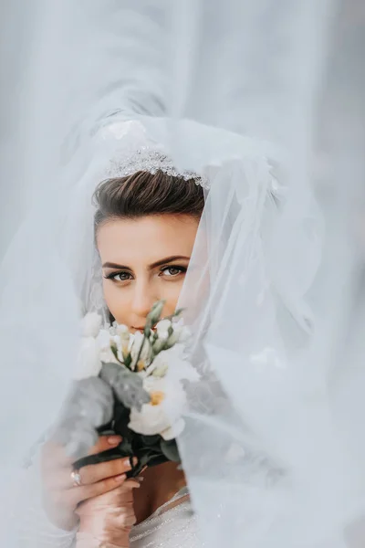 Bride Poses Bouquet Covered Veil Girl View Veil Wedding Dress — Stock Photo, Image