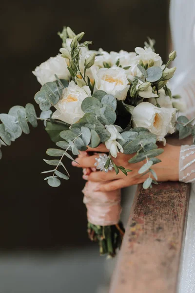 Wedding Portrait Brunette Bride Long Dress Holds Her Bouquet Roses — Stock Photo, Image