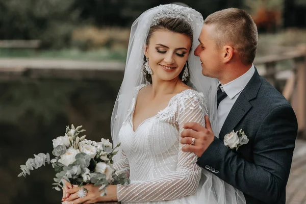 Hochzeitsporträt Eine Brünette Braut Einem Langen Kleid Und Ein Bräutigam — Stockfoto
