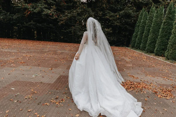 Портрет Невесты Невеста Счастливо Кружится Держа Платье Руках Длинный Поезд — стоковое фото