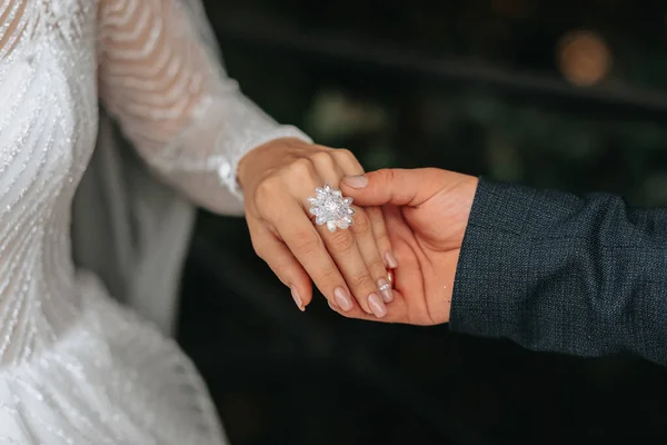 Details Hochzeitszubehör Der Bräutigam Hält Die Hand Der Braut Einen — Stockfoto