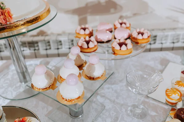 Table Dessert Festive Avec Des Bonbons Barre Bonbons Mariage Gâteaux — Photo