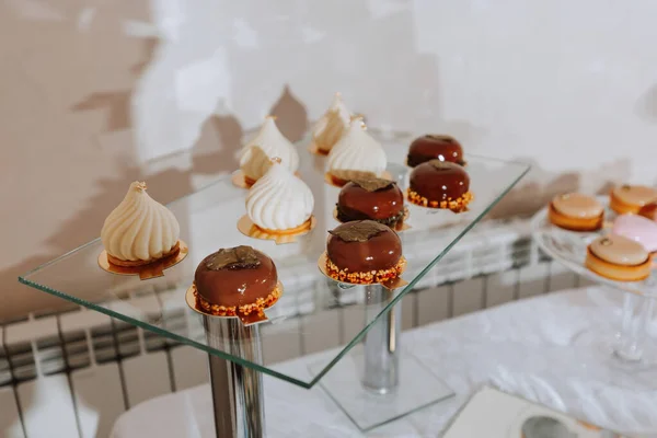 Świąteczny Stół Deserowy Słodyczami Weselny Batonik Różne Ciasta Czekoladki Trybunach — Zdjęcie stockowe