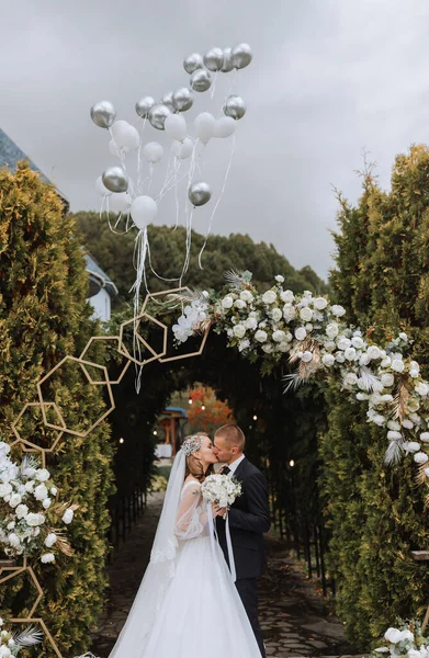 결혼식에서 결혼식 하늘로 풍선의 배경에 신부와 — 스톡 사진