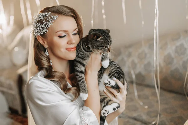 Fiatal Gyönyörű Szőke Menyasszony Macskával Karjában Esküvő Előtti Reggelen — Stock Fotó