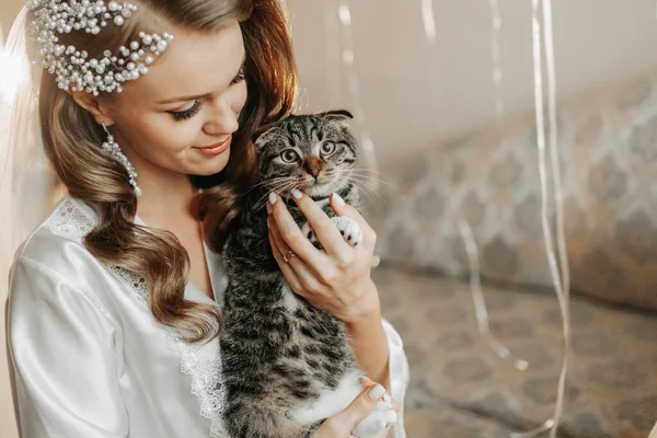 Mladá Krásná Blond Nevěsta Kočkou Náručí Ráno Před Svatebním Obřadem — Stock fotografie