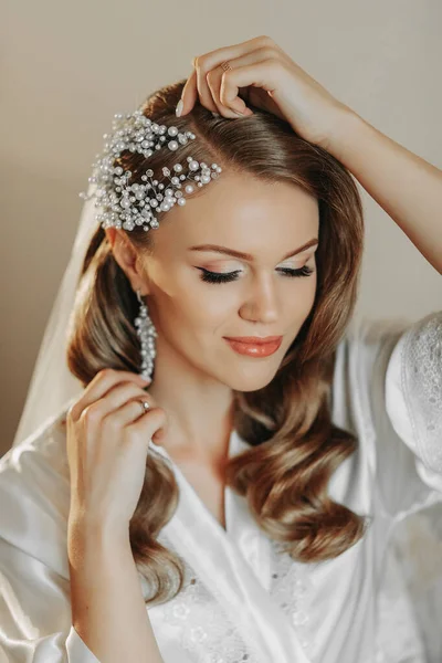 Szőke Menyasszony Gyönyörű Hajjal Sminkkel Készülődik Esküvőre Függőleges Fénykép — Stock Fotó