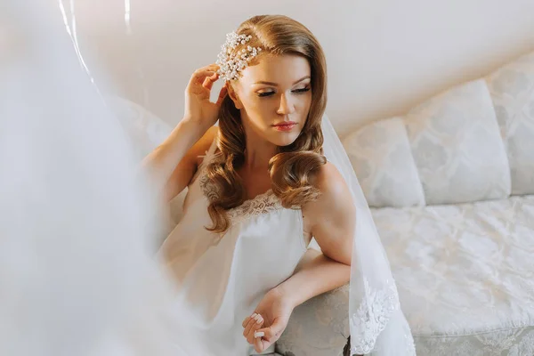 Szőke Menyasszony Gyönyörű Hajjal Sminkkel Készülődik Esküvőre Vízszintes Fénykép — Stock Fotó