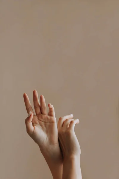 Die Zarten Hände Des Mädchens Heben Sich Auf Einem Schlichten — Stockfoto