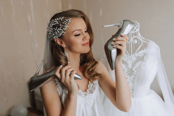 Gyönyörű Gyengéd Menyasszony Szobájában Tartja Cipőjét Pózol Fotósnak — Stock Fotó