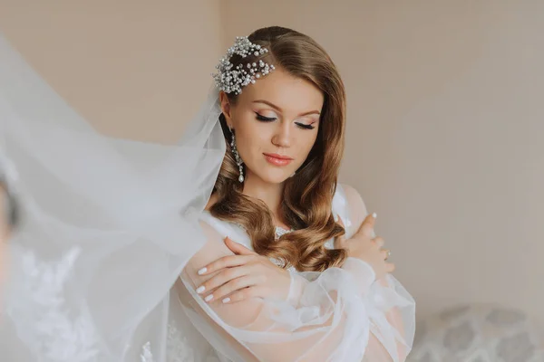 Egy Szőke Menyasszony Portréja Ingujjas Esküvői Ruhában — Stock Fotó