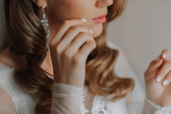 Levágott Fotó Menyasszonyról Fókuszálj Lány Kezére Aki Megérinti Ajkait Ujjaival — Stock Fotó